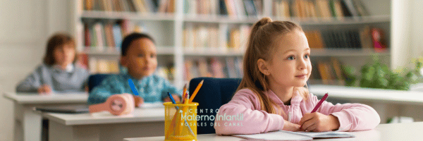 Postura en niños: cómo corregirla en el colegio 